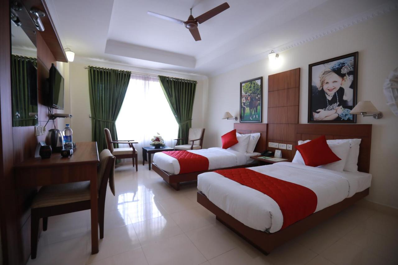 Hotel Peninsula Thrissur Zewnętrze zdjęcie