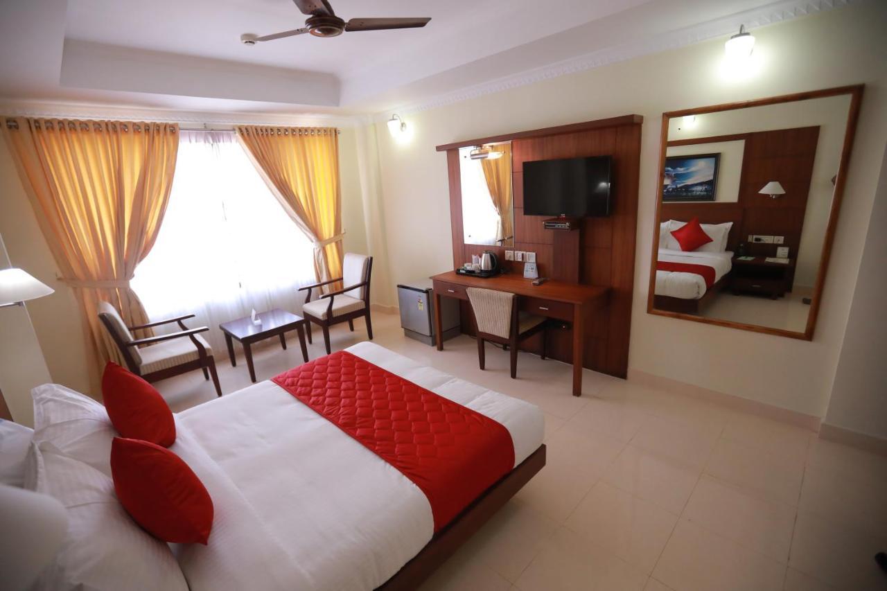 Hotel Peninsula Thrissur Zewnętrze zdjęcie