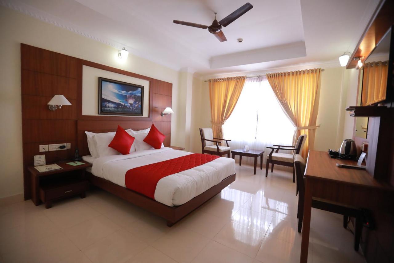 Hotel Peninsula Thrissur Zewnętrze zdjęcie