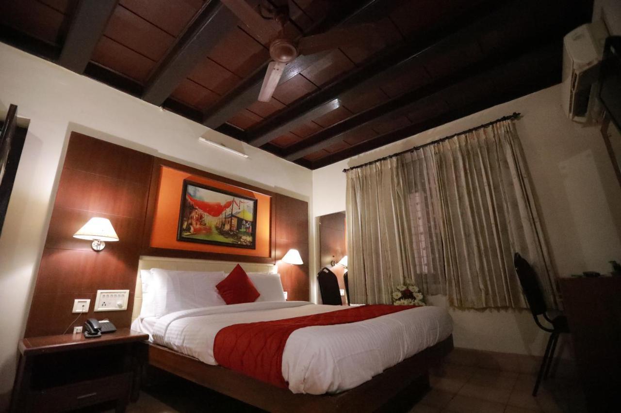 Hotel Peninsula Thrissur Zewnętrze zdjęcie